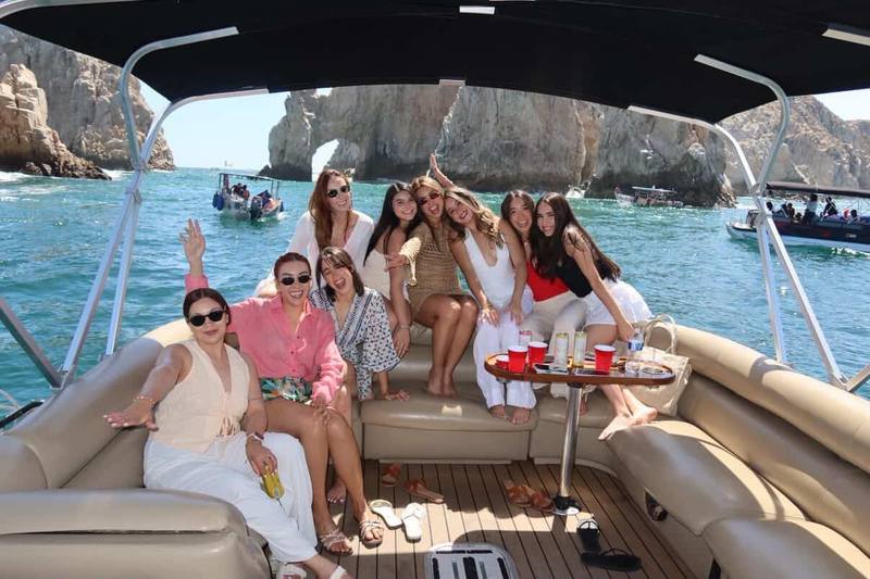 Grupo brindando a bordo en Cabo
