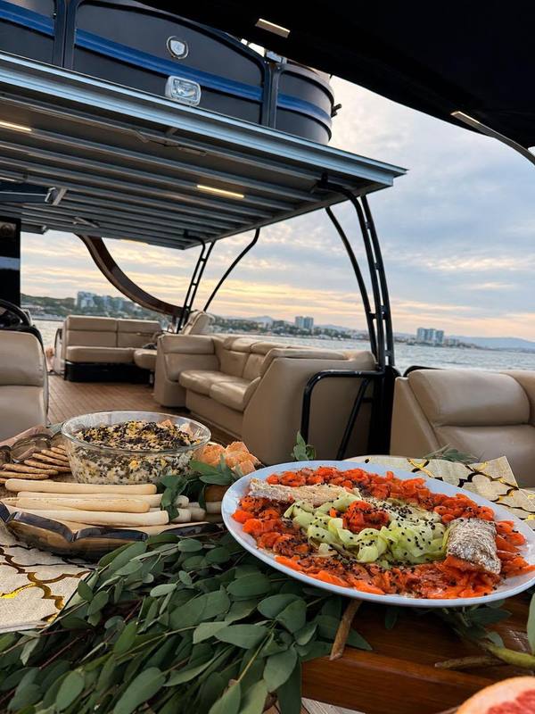 Comida gourmet servida a bordo