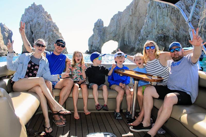 Familia celebrando en el barco