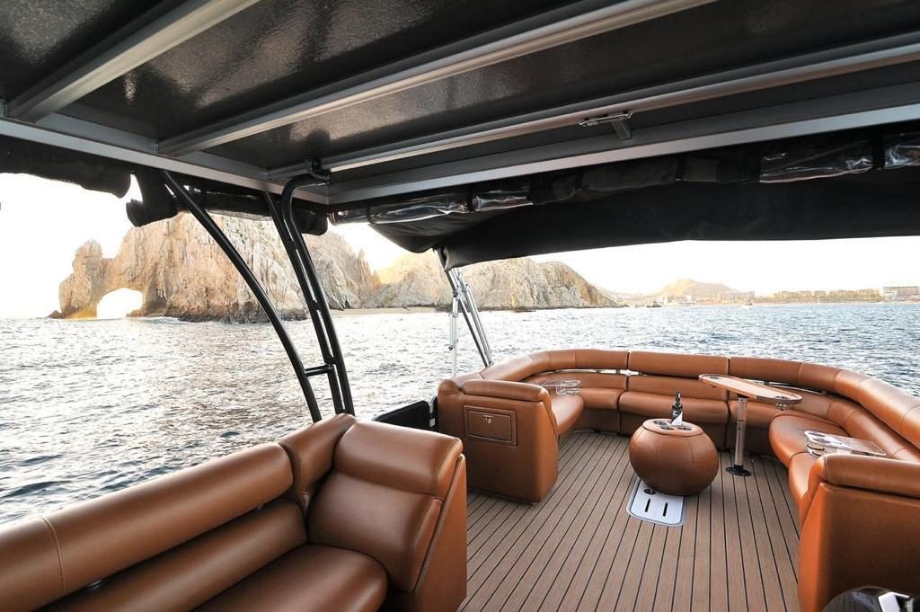 Cubierta del barco con vista al Arco